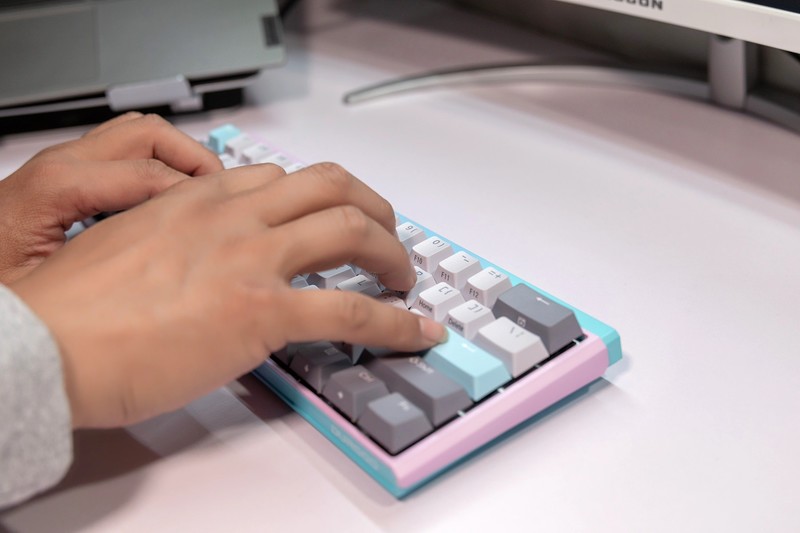 用色彩装点个性，杜伽K330W机械键盘，给你的桌面加一道风景