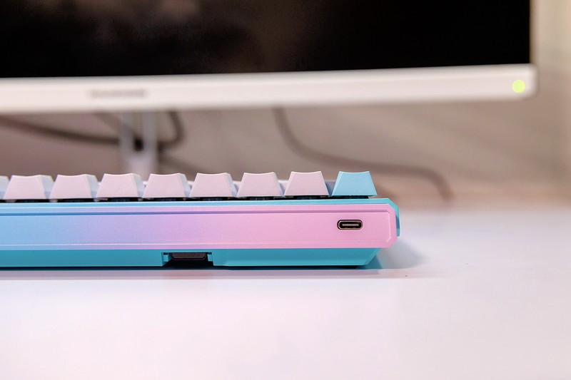 用色彩装点个性，杜伽K330W机械键盘，给你的桌面加一道风景