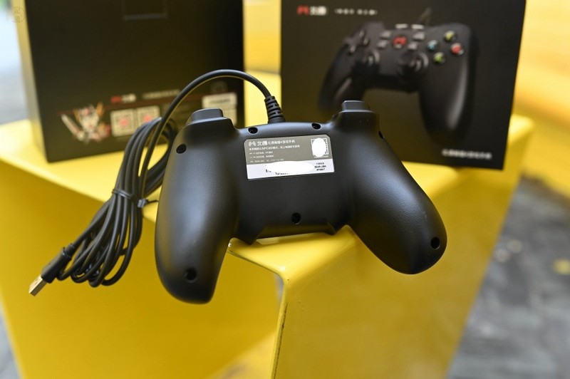 更耐用的百元手柄，即插即用手感不错，北通蝙蝠4上手