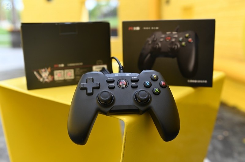 更耐用的百元手柄，即插即用手感不错，北通蝙蝠4上手