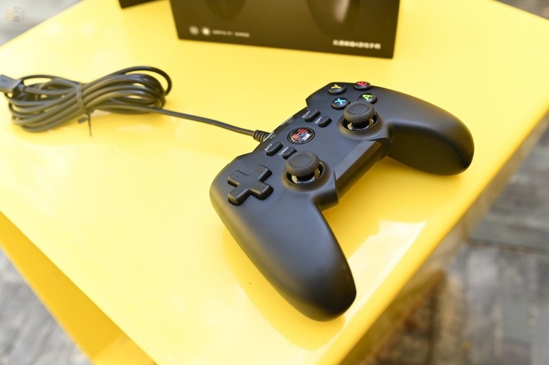 更耐用的百元手柄，即插即用手感不错，北通蝙蝠4上手