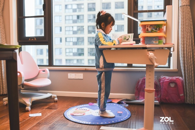 聊聊孩子为何一定要配人体工学桌椅，自购西昊三栖书桌才发现原因