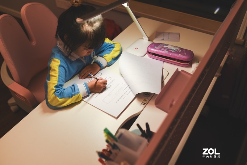 聊聊孩子为何一定要配人体工学桌椅，自购西昊三栖书桌才发现原因