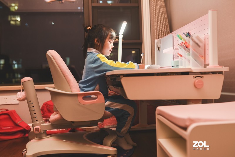 聊聊孩子为何一定要配人体工学桌椅，自购西昊三栖书桌才发现原因