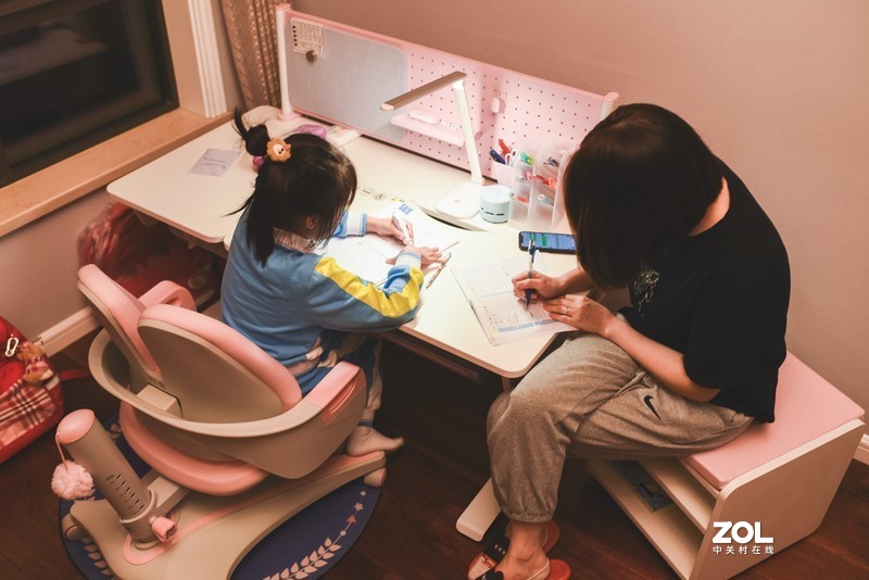 聊聊孩子为何一定要配人体工学桌椅，自购西昊三栖书桌才发现原因