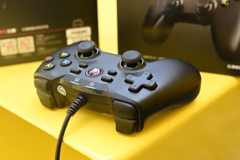 更耐用的百元手柄，即插即用手感不错，北通蝙蝠4上手