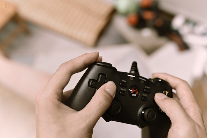 更耐用的百元手柄，即插即用手感不错，北通蝙蝠4上手