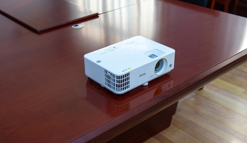 不怕光只是基本条件，无线全智能才是亮点，明基E582轻体验