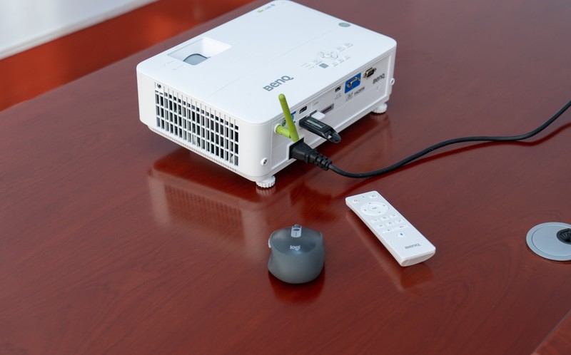 不怕光只是基本条件，无线全智能才是亮点，明基E582轻体验