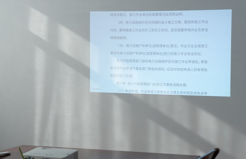 不怕光只是基本条件，无线全智能才是亮点，明基E582轻体验