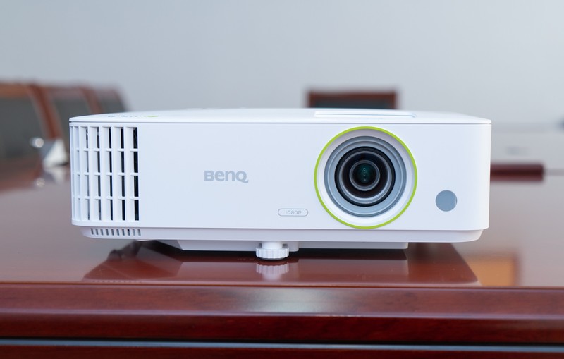 不怕光只是基本条件，无线全智能才是亮点，明基E582轻体验