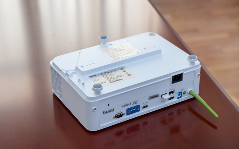 不怕光只是基本条件，无线全智能才是亮点，明基E582轻体验