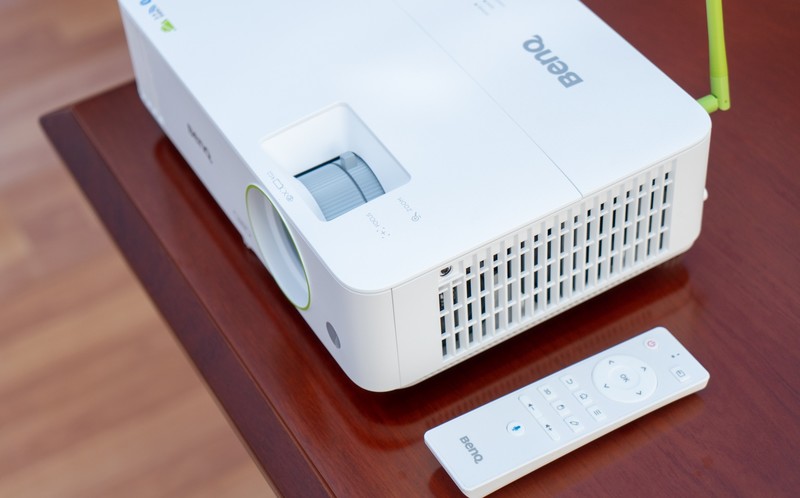 不怕光只是基本条件，无线全智能才是亮点，明基E582轻体验