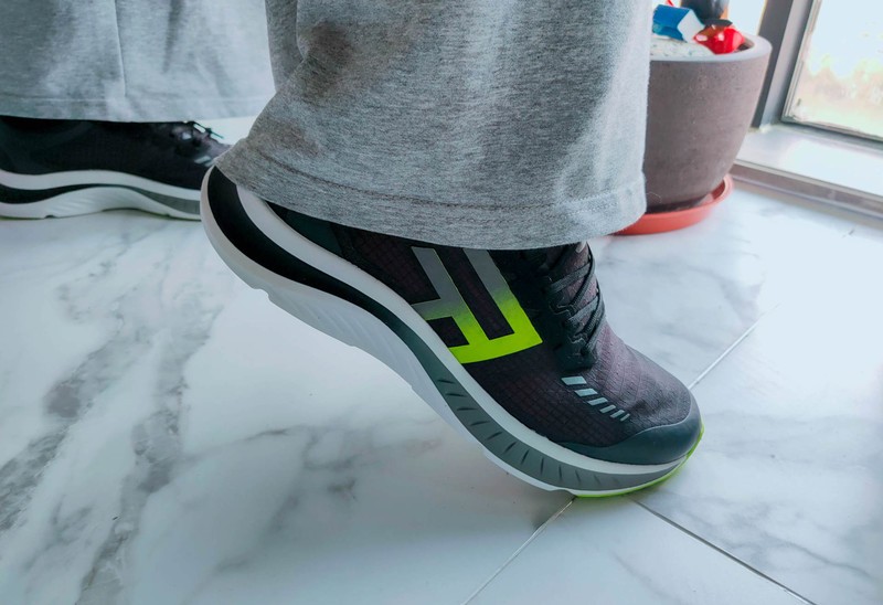 跑步也不会臭脚，FREETIE轻云缓震竞速跑鞋体验