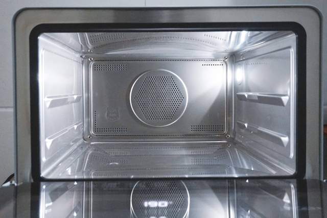 在家也能做烧烤玩烘焙，厨房全能选手——美的鸿蒙燃卡料理炉