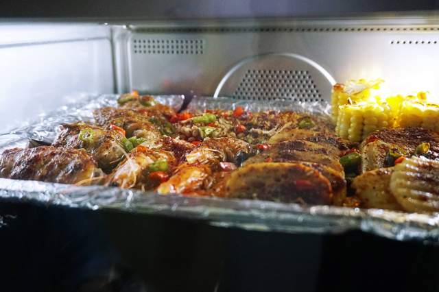 在家也能做烧烤玩烘焙，厨房全能选手——美的鸿蒙燃卡料理炉