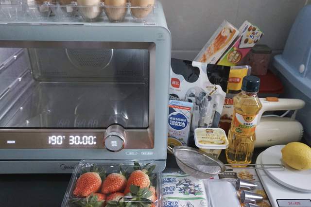 在家也能做烧烤玩烘焙，厨房全能选手——美的鸿蒙燃卡料理炉