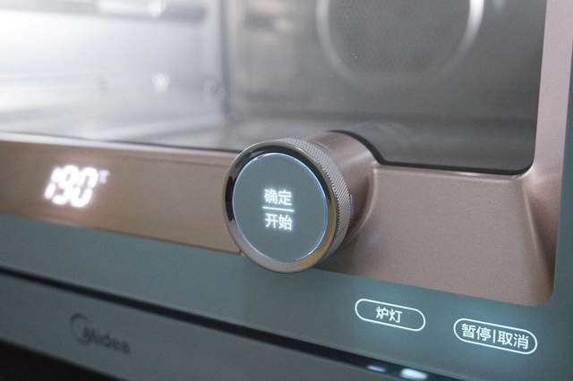 在家也能做烧烤玩烘焙，厨房全能选手——美的鸿蒙燃卡料理炉