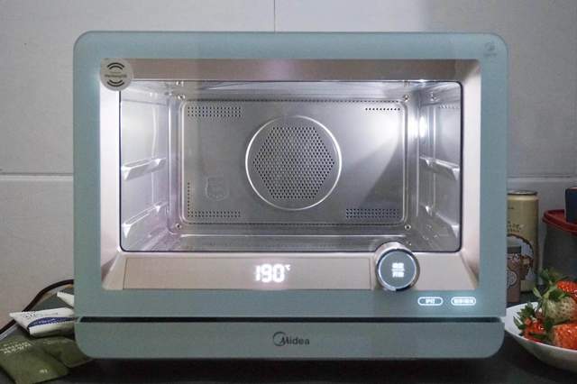 在家也能做烧烤玩烘焙，厨房全能选手——美的鸿蒙燃卡料理炉