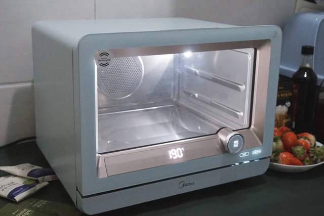 在家也能做烧烤玩烘焙，厨房全能选手——美的鸿蒙燃卡料理炉