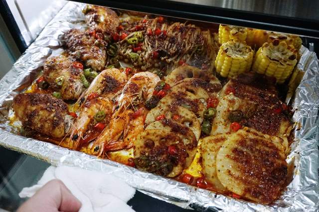 在家也能做烧烤玩烘焙，厨房全能选手——美的鸿蒙燃卡料理炉