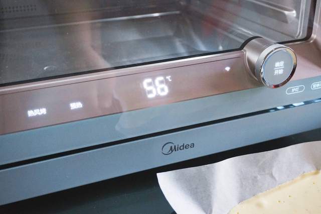 在家也能做烧烤玩烘焙，厨房全能选手——美的鸿蒙燃卡料理炉