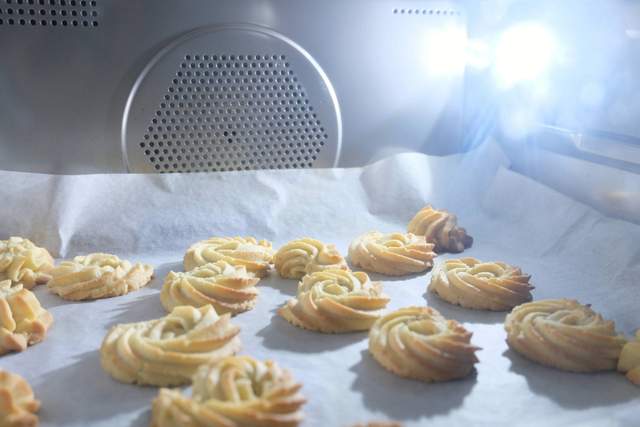 在家也能做烧烤玩烘焙，厨房全能选手——美的鸿蒙燃卡料理炉