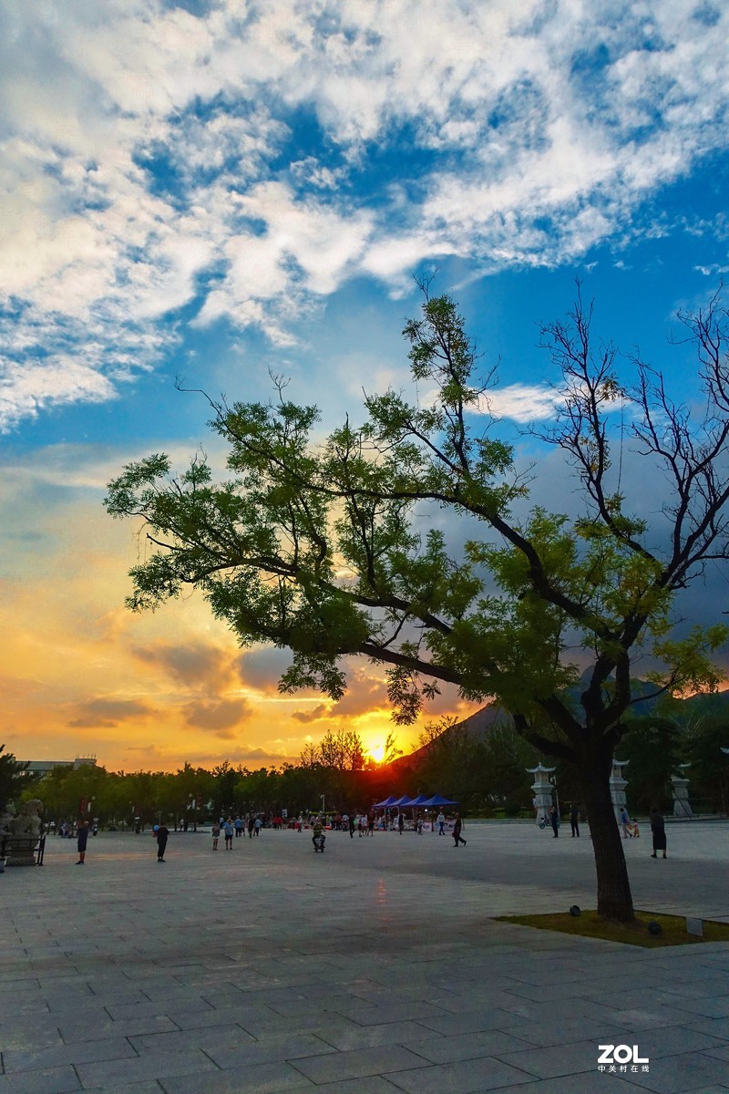 广场晚霞