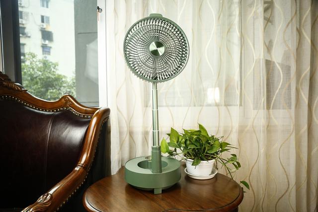 没想到风扇也能这样玩，爱登E908B悬浮折叠伸缩电风扇上手体验