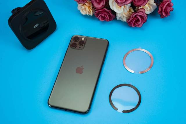 亿色车载无线充电器支架：吸附力强，充电迅速iPhone11pm也能用