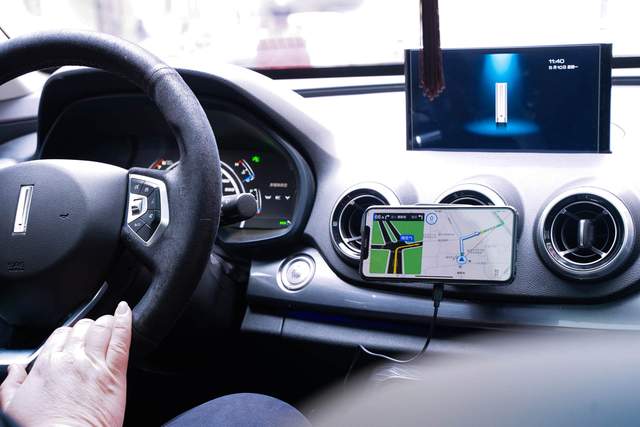 亿色车载无线充电器支架：吸附力强，充电迅速iPhone11pm也能用