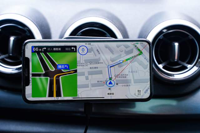 亿色车载无线充电器支架：吸附力强，充电迅速iPhone11pm也能用