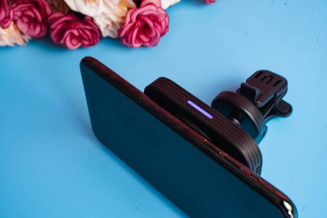 亿色车载无线充电器支架：吸附力强，充电迅速iPhone11pm也能用