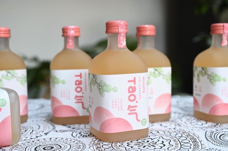 寒冬时节淡饮一瓶天然果酒，微醺不醉，吃什么都舒服