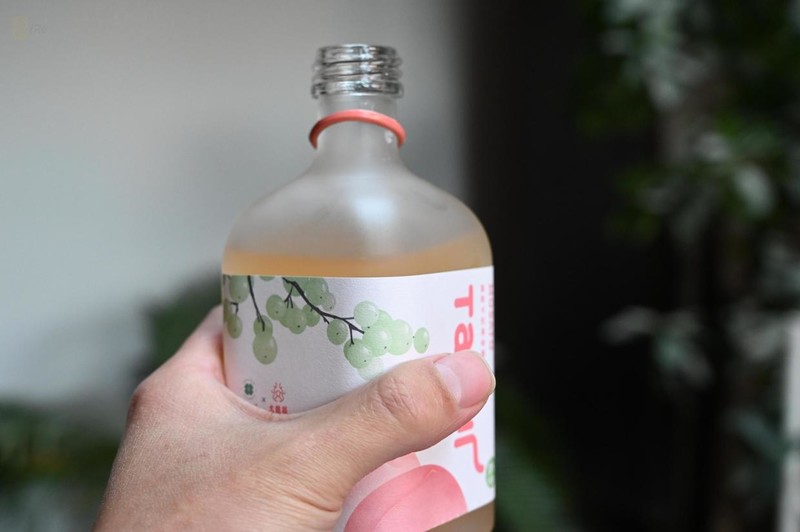 寒冬时节淡饮一瓶天然果酒，微醺不醉，吃什么都舒服