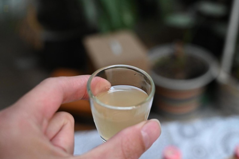 寒冬时节淡饮一瓶天然果酒，微醺不醉，吃什么都舒服