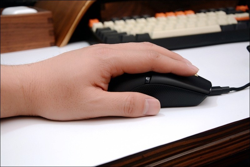 由内而外致敬雷蛇毒蝰，多彩M800无线双模鼠标开箱简评