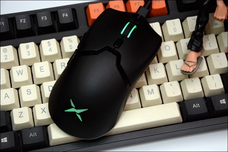 由内而外致敬雷蛇毒蝰，多彩M800无线双模鼠标开箱简评