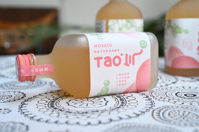 寒冬时节淡饮一瓶天然果酒，微醺不醉，吃什么都舒服