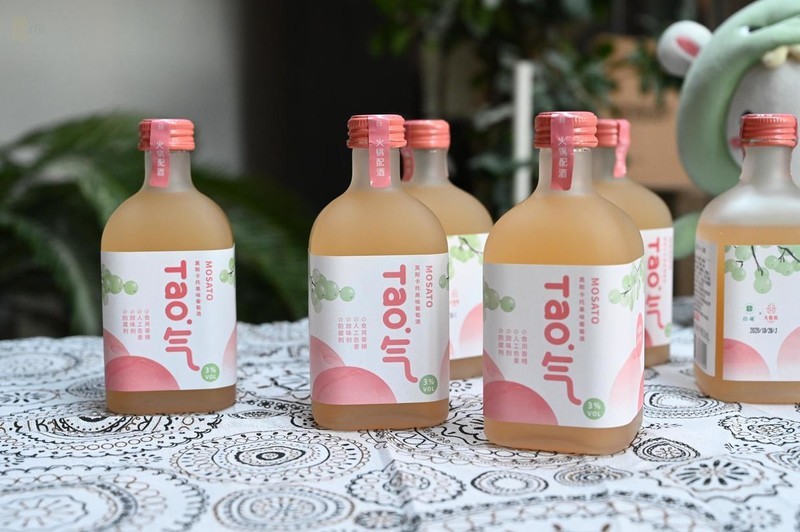 寒冬时节淡饮一瓶天然果酒，微醺不醉，吃什么都舒服