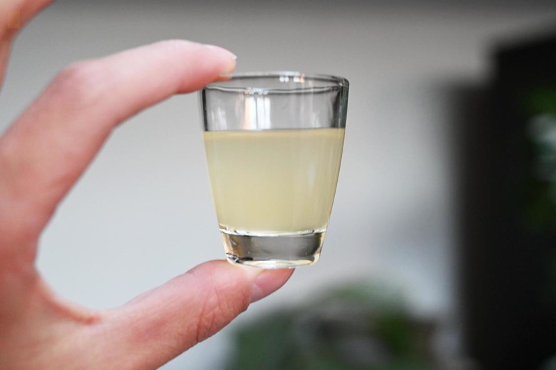 寒冬时节淡饮一瓶天然果酒，微醺不醉，吃什么都舒服