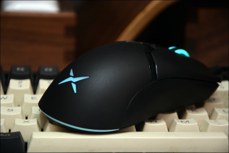 由内而外致敬雷蛇毒蝰，多彩M800无线双模鼠标开箱简评