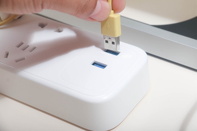 aigo六位延长线插座18W快充版：安全实用，解决“用电难”