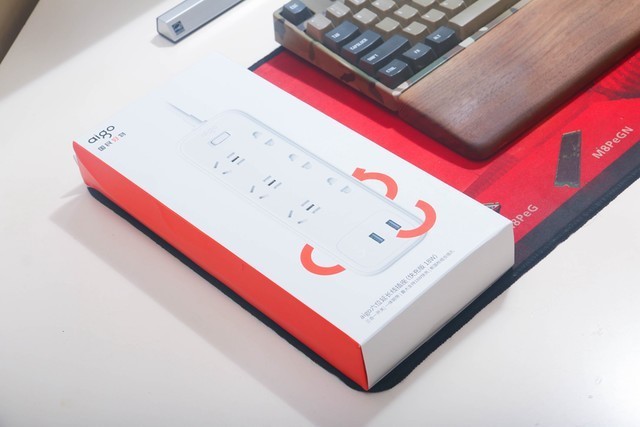 aigo六位延长线插座18W快充版：安全实用，解决“用电难”