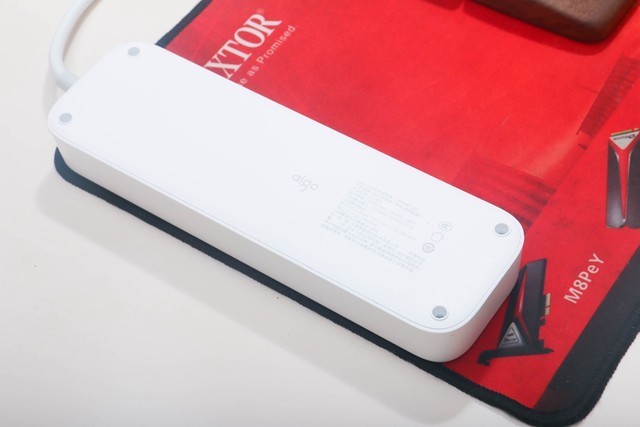 aigo六位延长线插座18W快充版：安全实用，解决“用电难”