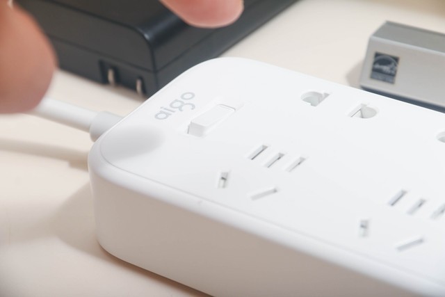 aigo六位延长线插座18W快充版：安全实用，解决“用电难”