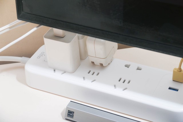 aigo六位延长线插座18W快充版：安全实用，解决“用电难”