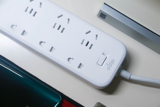 aigo六位延长线插座18W快充版：安全实用，解决“用电难”