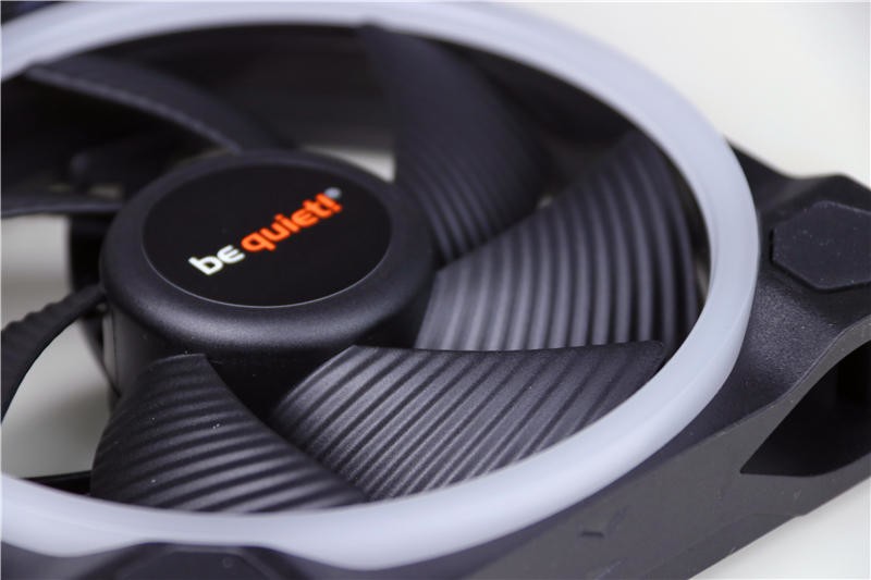 主打静音，双面ARGB灯效，德商必酷Light Wings风扇上机体验