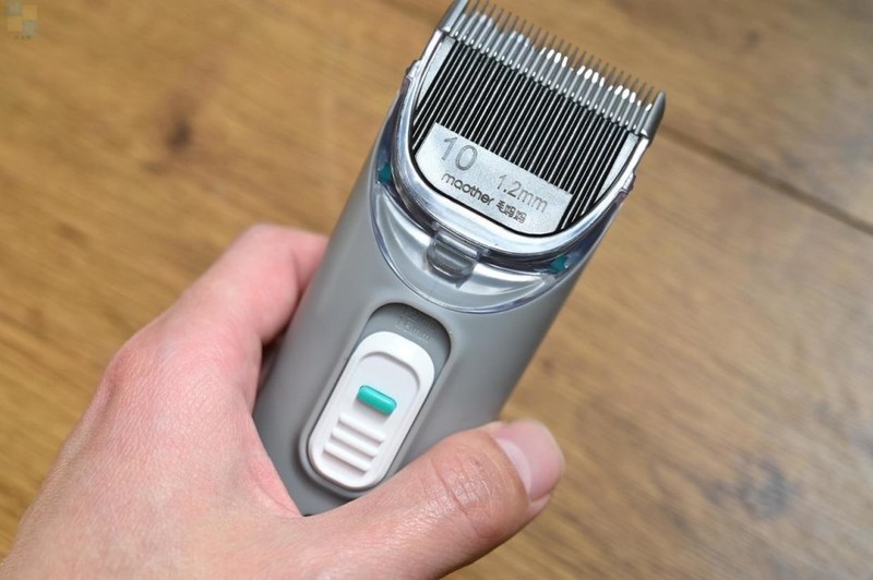 轻松搞定宠物掉毛问题，用毛妈妈宠物多功能理毛器，帮猫狗理出美造型